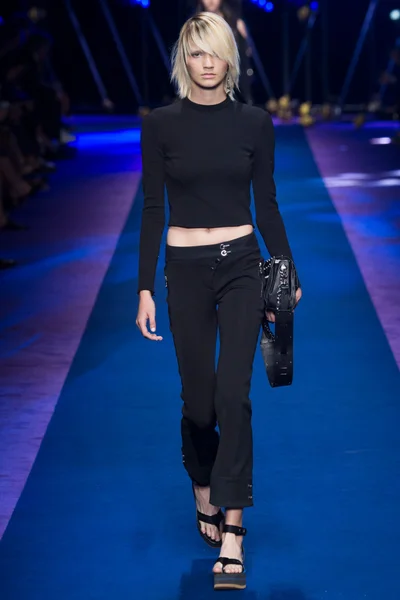 Look 16